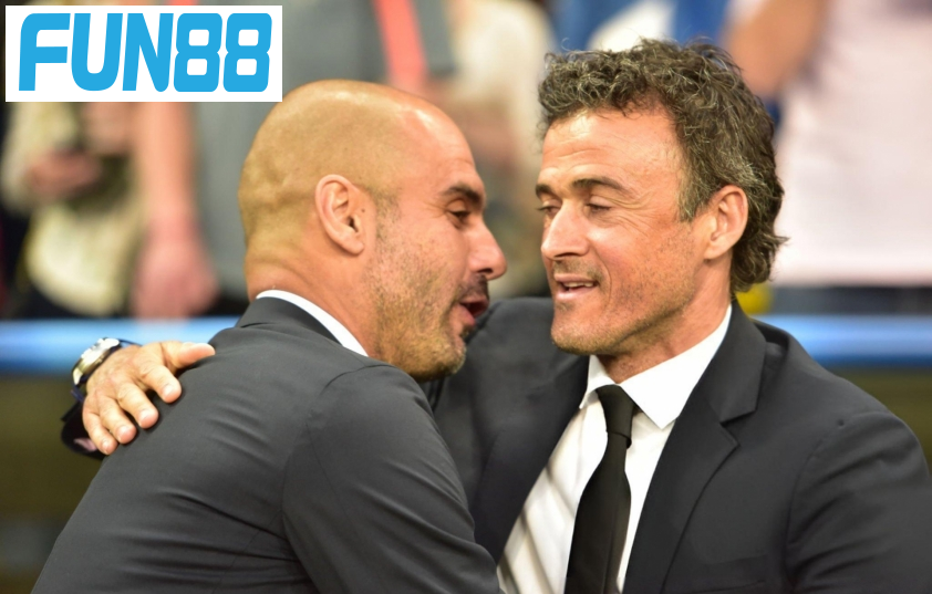 Pep Guardiola cố gắng tạo bấu không khí vui vẻ tới Luis Enrique. Ảnh: Getty